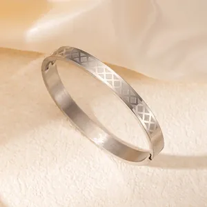 Vue détaillée du bracelet en acier inoxydable argenté avec motif géométrique brossé
