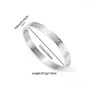 Vue détaillée du bracelet jonc argenté à mailles, largeur 0,8 cm et diamètre 6,5 cm