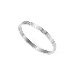 Vue détaillée du bracelet jonc en acier argenté avec motif damier et fermoir invisible