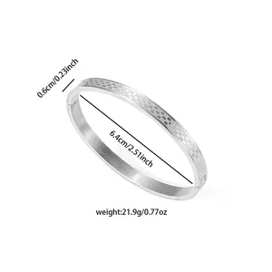 Détail d'un bracelet en acier argenté avec texture quadrillée et mesures du fermoir