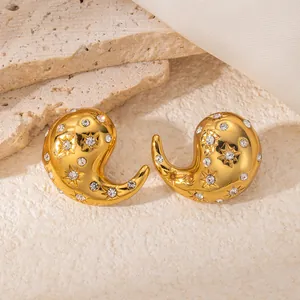 Détail des boucles d'oreilles fleur de soleil en or 18 carats avec zircons incrustés