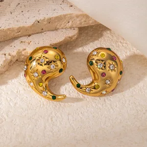 Détail de boucles d'oreilles goutte plaquées or 18 carats avec zircons multicolores