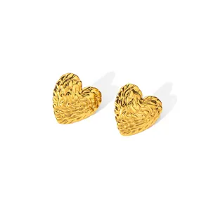 Élégantes boucles d'oreilles cœur dorées avec une texture de lave pour femmes