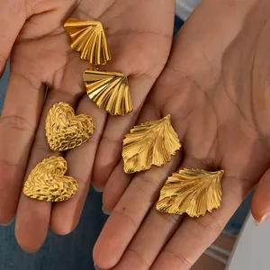 Boucles d'oreilles élégantes en acier inoxydable doré en forme de feuille et de cœur