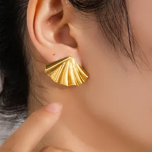 Boucles d'oreilles dorées plissées en forme d'éventail de style vintage chic