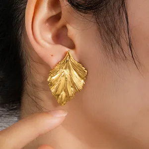 Boucles d'oreilles feuilles dorées en acier titane au design éventail texturé chic