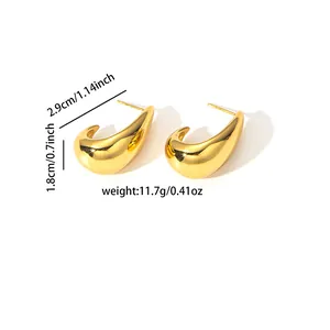 Vue détaillée montrant les dimensions des boucles d'oreilles gouttes dorées et polies