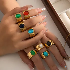 Retro brede gouden ringen met gehamerde textuur en kleurrijke ovale stenen