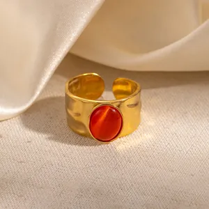 Macro detail van verstelbare goudgehamerde ring met vintage ovale oranje edelsteen