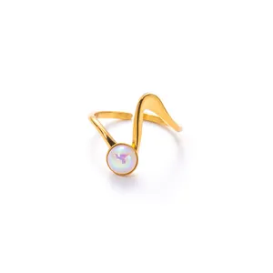Anello aperto in acciaio inossidabile placcato oro 18k con perla opale sintetica