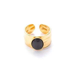 Verstelbare gouden gehamerde ring met grote ovale zwarte edelsteen voor dames