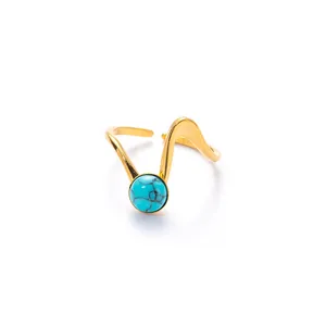 Dettaglio anello in acciaio inossidabile placcato oro 18k con pietra turchese e onde