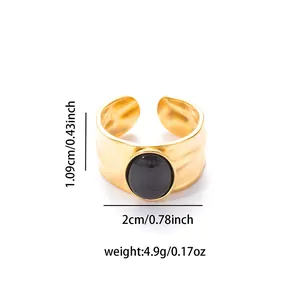 Detail van de gouden verstelbare ring met zwarte steen, gehamerde textuur en afmetingen