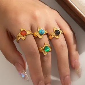 Dettaglio di quattro anelli vintage in acciaio titanio placcato oro 18k con gemme