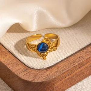 Dettaglio della base ad anello a farfalla vintage con rilievo dorato e occhio di gatto blu
