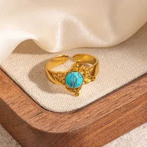Dettaglio dell'anello a farfalla vintage placcato oro 18k con pietra turchese e trama