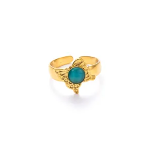 Dettaglio dell'anello regolabile placcato oro 18k con ali di farfalla e pietra occhio di gatto