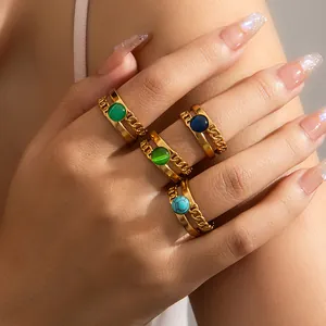 Set di anelli vintage in acciaio al titanio dorato con pietre colorate su mano di modella