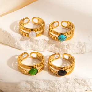 Set di quattro anelli regolabili in acciaio inossidabile dorato con pietre vintage colorate
