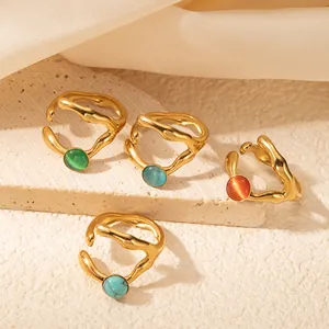 Anello regolabile in acciaio al titanio con gemma colorata e design a onde dorate