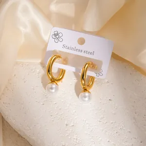 Orecchini a forma di U in acciaio inossidabile con pendente in perla tonda dorati chic