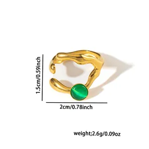 Dettaglio anello dorato irregolare a Y con dimensioni 1,5x2cm e un peso totale di 2,6g
