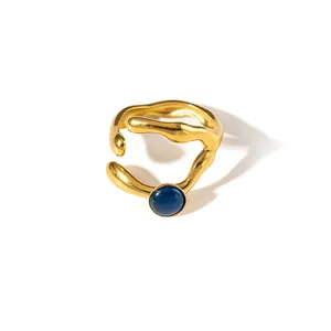 Dettaglio dell'anello irregolare placcato in oro con pietra preziosa blu rotonda