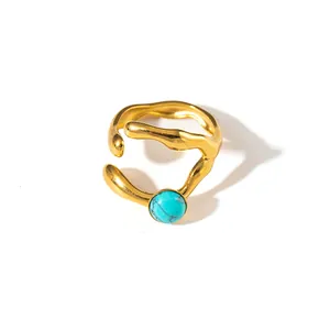 Dettaglio anello regolabile in oro stile lava irregolare con gemma di turchese rotonda