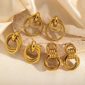 Drei Paar Vintage-Ohrreifen aus Gold-Titanstahl mit strukturierter und glatter Oberfläche