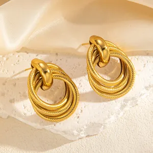 Detailansicht der goldenen Creolen mit einem einzigartigen geschichteten Spiraldesign
