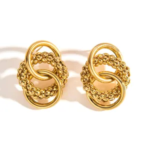 Details von goldenen Vintage-Ohrringen mit strukturierter Flechtoptik und Glanz