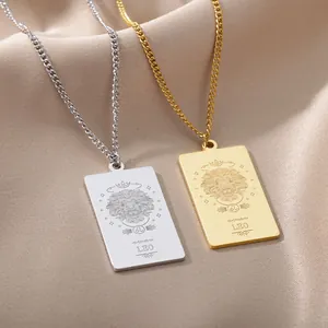 Detalle de los collares con colgante de Leo en acabados oro y plata sobre seda