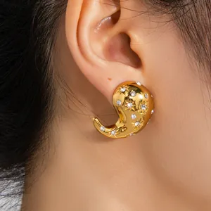 Gros plan détaillé sur un clou d'oreille tourbillon plaqué or 18K avec cristaux brillants