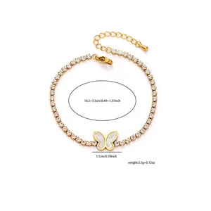 Detailansicht Schmetterling Anhänger Armband mit weißen Strasssteinen und Karabiner