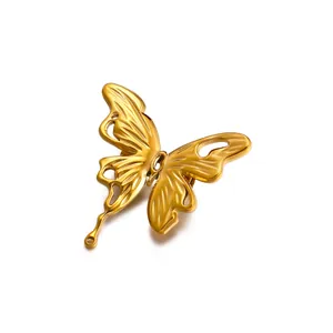 Vue détaillée de la broche papillon dorée montrant des ailes texturées délicates