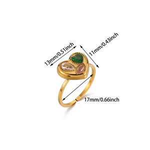 Dettaglio macro dell'anello cuore in oro 18K con zirconi verdi, rosa e chiari