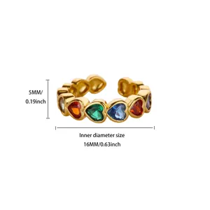 Vista dettagliata delle dimensioni di un anello in oro 18K con zirconi a cuore colorati