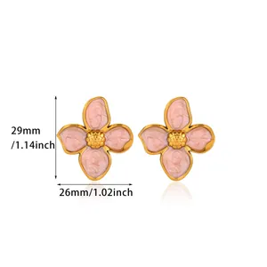 Dettaglio di orecchini a fiore rosa placcati oro 18K con indicazione della misura 29mm