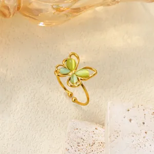 Anillo abierto de mariposa dorado estilo francés con piedras naturales verdes