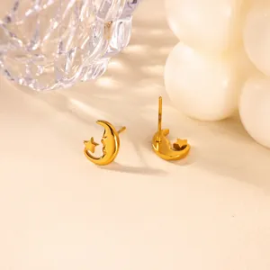 Dettaglio degli orecchini a lobo placcati oro 18K con motivo luna e stella con viso