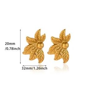 Dettaglio orecchini a foglia in oro 18K con dimensioni di 20mm altezza e 32mm larghezza