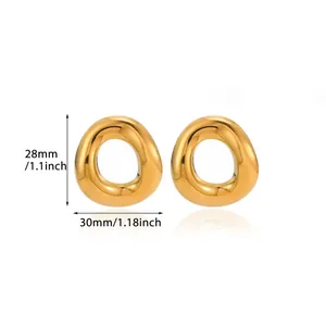 Vista dettagliata degli orecchini a foglia placcati oro 18K, dimensioni 30x28mm