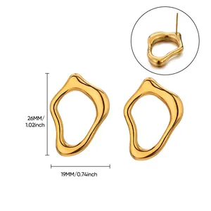 Dettaglio orecchini a foglia placcati oro 18 carati con dimensioni 26mm x 19mm