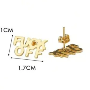 Dettaglio degli orecchini dorati FUCK OFF con dimensioni 1 cm x 1,7 cm e chiusura a farfalla