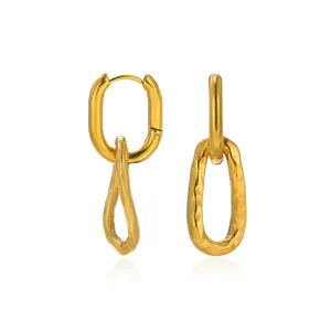 Dettaglio degli orecchini in acciaio placcato oro 18K con texture martellata a mano