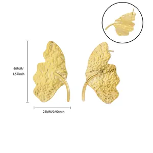 Dettaglio orecchini a foglia dorata con dimensioni di 40mm x 23mm e finitura