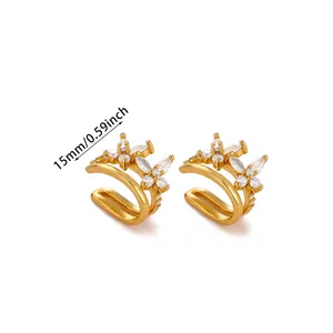Dettaglio di ear cuff a foglia placcati oro 18K da 15mm con brillanti zirconi marquise