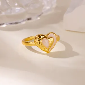 Offener Ring mit rosa Herzzirkon, 18K Vergoldung und einzigartiger Textur