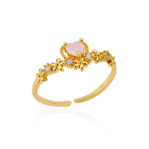 Detailansicht eines rosa Herz-Zirkonia-Rings mit 18K Vergoldung und Blumenmuster
