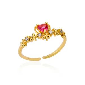 Detaillierte Makroansicht des 18K vergoldeten Herzrings mit rosa Zirkon und Blumen